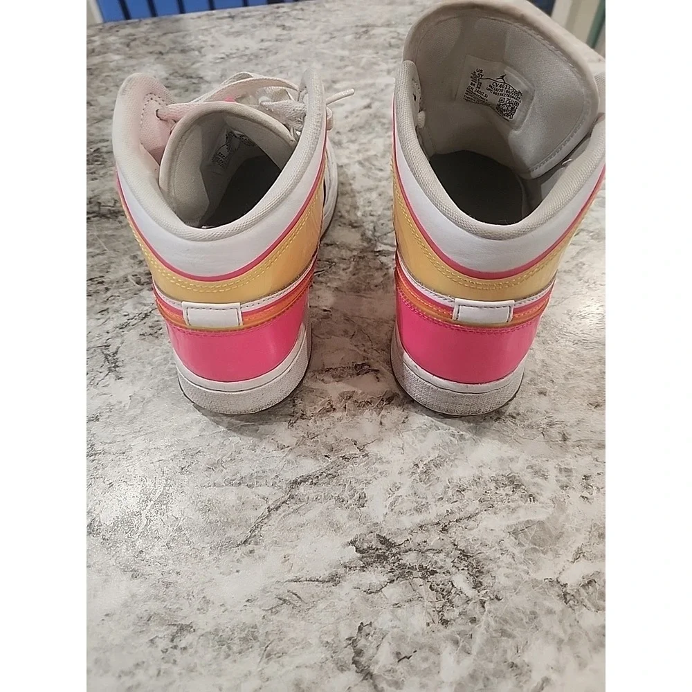 Nike Air Jordan 1 Mid GS Edge Glow White Pink Blast (CV4611-100) Size 5.5 Youth‎